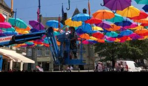 Le ciel de parapluies est en place