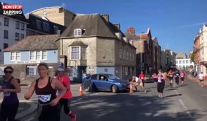 Angleterre : Une automobiliste force le passage pendant un semi-marathon (Vidéo)