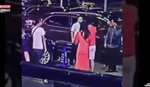 Chine : Il touche les fesses d'une femme et déclenche une bagarre générale (Vidéo)