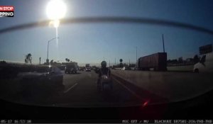 États Unis : Un motard fonce droit sur une voiture, les images chocs (Vidéo)