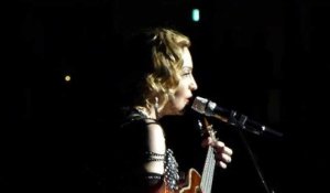 Attentats à Paris:  Madonna rend hommage aux victimes des attentas du 13 novembre en chantant «La vie en rose» en français