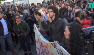 Les images des étudiants, cheminots et postiers qui bloquent l'accès aux examens à Arcueil