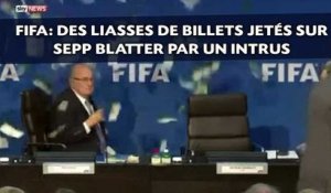 Des liasses de billets jetés sur Sepp Blatter par un intrus à la FIFA