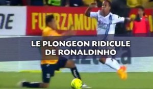 Ronaldinho nous offre le plongeon le plus ridicule de la saison
