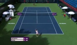 Andrea Petkovic balance sa raquette sur un juge de ligne