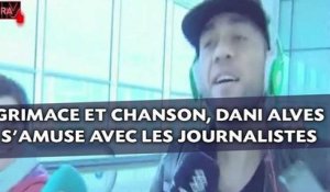 Grimace et chansonnette, Dani Alves s'amuse avec les journalistes