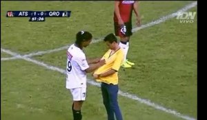 Ronaldinho signe un autographe en plein match