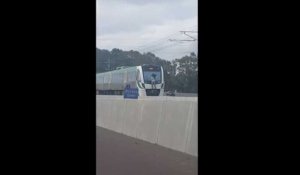 Australie : Un homme s'accroche à un train roulant à 100 km/h (Vidéo)