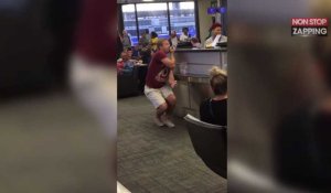 Etats-Unis : Un homme ambiance tout l'aéroport en chantant au micro (Vidéo)