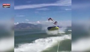 Deux filles font de la bouée en mer, et terminent dans les airs ! (Vidéo)