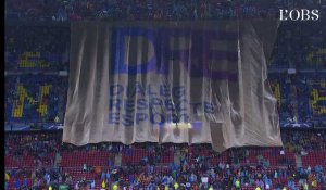 Une banderole appelle Madrid au dialogue au Camp Nou de Barcelone