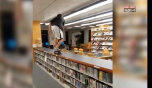 Il fait du skate dans une bibliothèque et chute lourdement (vidéo)