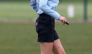 Karolina Bojar, l'arbitre de football sexy qui fait le buzz (vidéo)