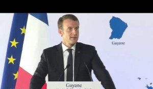 Macron en Guyane: "La République ne cède pas aux gens en cagoule..."