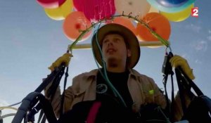 Il s'envole sur une chaise accrochée à des ballons - ZAPPING ACTU HEBDO DU 28/10/2017