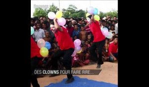 Des clowns pour faire rire les enfants rohingyas au Bangladesh