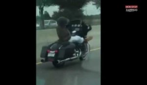 Il roule sur l'autoroute... Allongé sur sa moto ! (vidéo) 