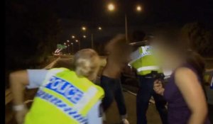 Nouvelle-Zélande : ivre, un homme frappe les policiers qui tentent de l'interpeller (vidéo)