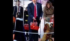 Donald Trump fête Halloween en compagnie d'un T-rex