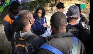 À Paris, "des gamins migrants de 15 ans, y'en a à la pelle", selon cette bénévole