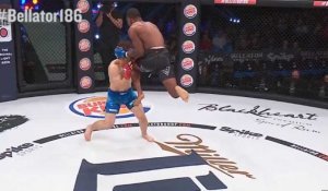Un combattant de MMA inflige un impressionnant KO à son adversaire (vidéo)