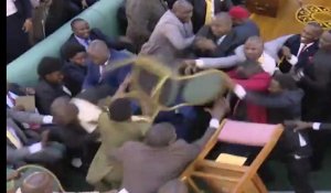 Ouganda : une bagarre éclate au parlement au sujet de l'âge limite du président