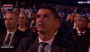 Zinedine Zidane entraîneur de l'année, Cristiano Ronaldo le regarde comme un enfant (Vidéo)