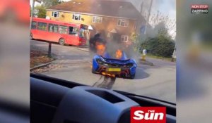 Une McLaren P1 à un million d'euros prend feu en pleine rue (vidéo)