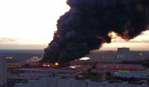 Enorme incendie dans un centre commercial de Moscou