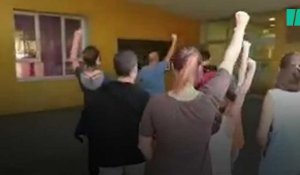 Des électeurs catalans occupent les écoles qui feront office de bureaux de vote