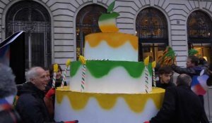IPhone X : Des militants d'Attac débarquent devant un Apple Store parisien avec un gigantesque gâteau pour dénoncer "10 ans d'évasion fiscale"