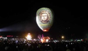 Les Birmans assistent au festival de ballons de Taunggyi