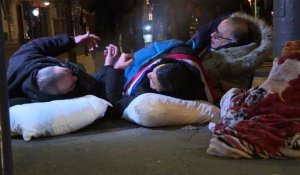 Paris: des élus dorment dehors pour alerter sur le sort des SDF