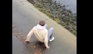Il fait tomber sa carte bancaire au bord d'une rivière et tente tout pour la récupérer (Vidéo)