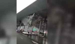 Chine : le toit d'un aéroport s'effondre, la vidéo choc