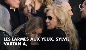 Sylvie Vartan "la gorge serrée" lors de son hommage à Johnny Hallyday au Grand R...