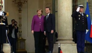 Paris: Angela Merkel accueillie par Emmanuel Macron