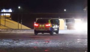 Royaume-Uni : une voiture de police fait du drift sur la glace (vidéo)