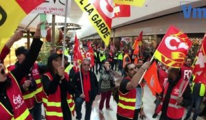 A Carrefour Grand Var, les grévistes chantent leur opposition au Plan Bompard