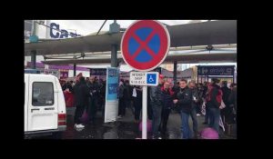 Au Mans, les salariés de Carrefour manifestent devant le magasion