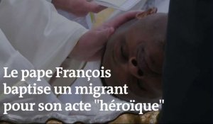 Le pape François baptise un migrant pour son acte « héroïque »