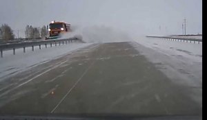 Russie : une déneigeuse fait n'importe quoi sur l'autoroute (vidéo)