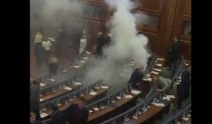 Kosovo : Jets de gaz lacrymogènes au Parlement (Vidéo)