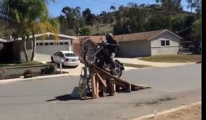 Un biker tente de faire un saut en Harley Davidson (vidéo)