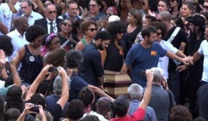 Des milliers accueillent le cercueil de Marielle Franco à Rio