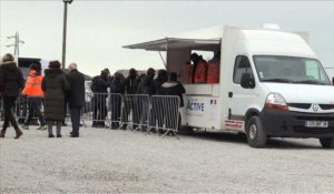 Calais: les migrants acceptent peu à peu les repas de l'Etat