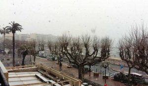 Il neige sur le bord de mer de Saint-Raphaël