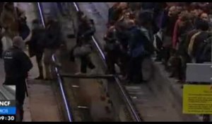 Grève SNCF : excédés, les voyageurs traversent les voies à la Gare de Lyon (vidéo)
