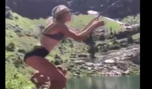 Une fille sexy tente un saut à la corde au-dessus d'une rivière (Vidéo)