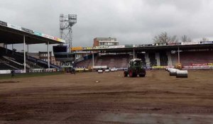 Pose de la nouvelle pelouse au Sporting de Charleroi